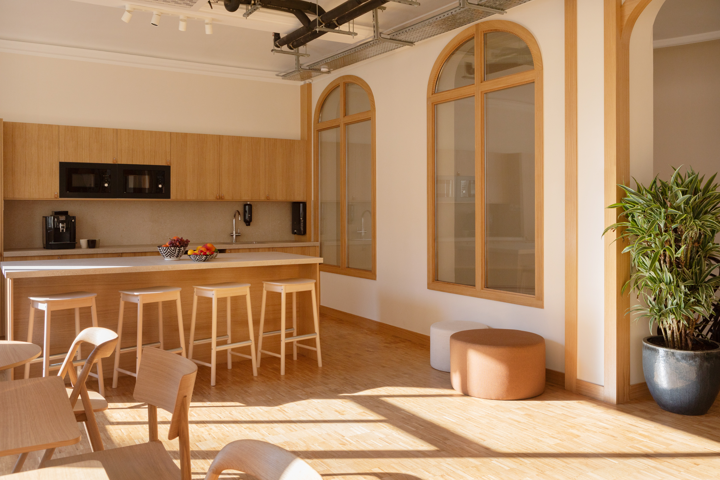 Des bureaux dans la rue du Louvre